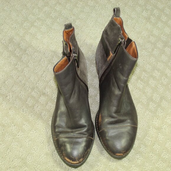 Donald J Pliner Women's 7.5M Distressed Brown Leather Stacked Heel Ankle Boots - Picture 2 of 6